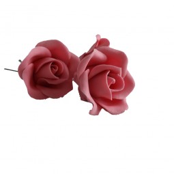 Rožinės spalvos rožė su vielute